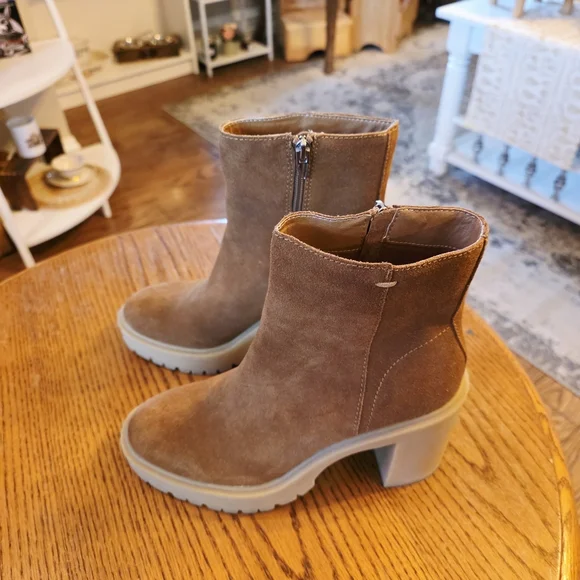 Dolce Vita Platform Tan Ankle Boots - Picture 4 of 7